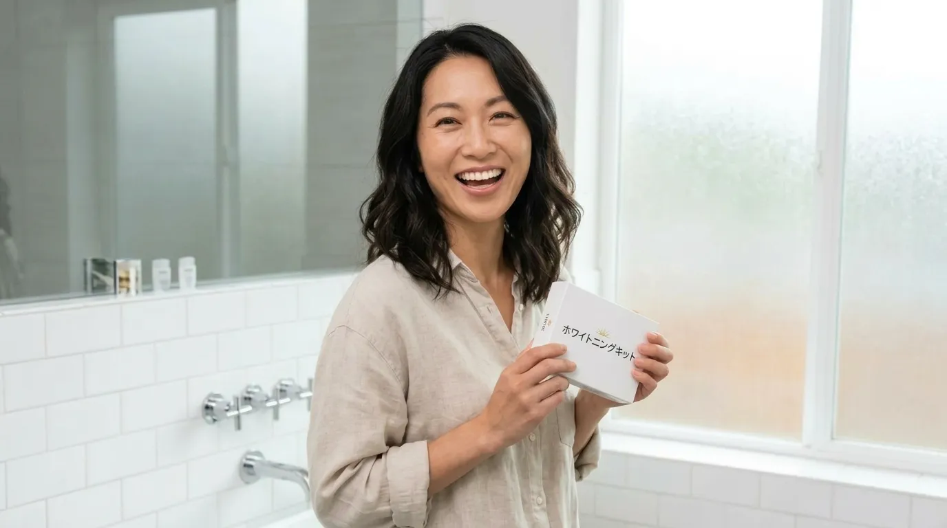 ホワイトニングキットを持ち明るく微笑む30代日本人女性